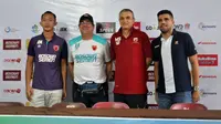Perwakilan PSM (Rivki Mokodompit dan Robert Alberts) bersama wakil Madura United, Milomir Seslija serta Fabiano Beltrame. (Bola.com/Abdi Satria)