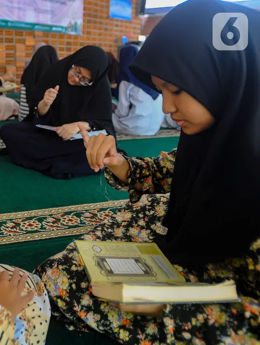 Pembelajaran dilakukan dengan metode bahasa isyarat. (merdeka.com/Arie Basuki)