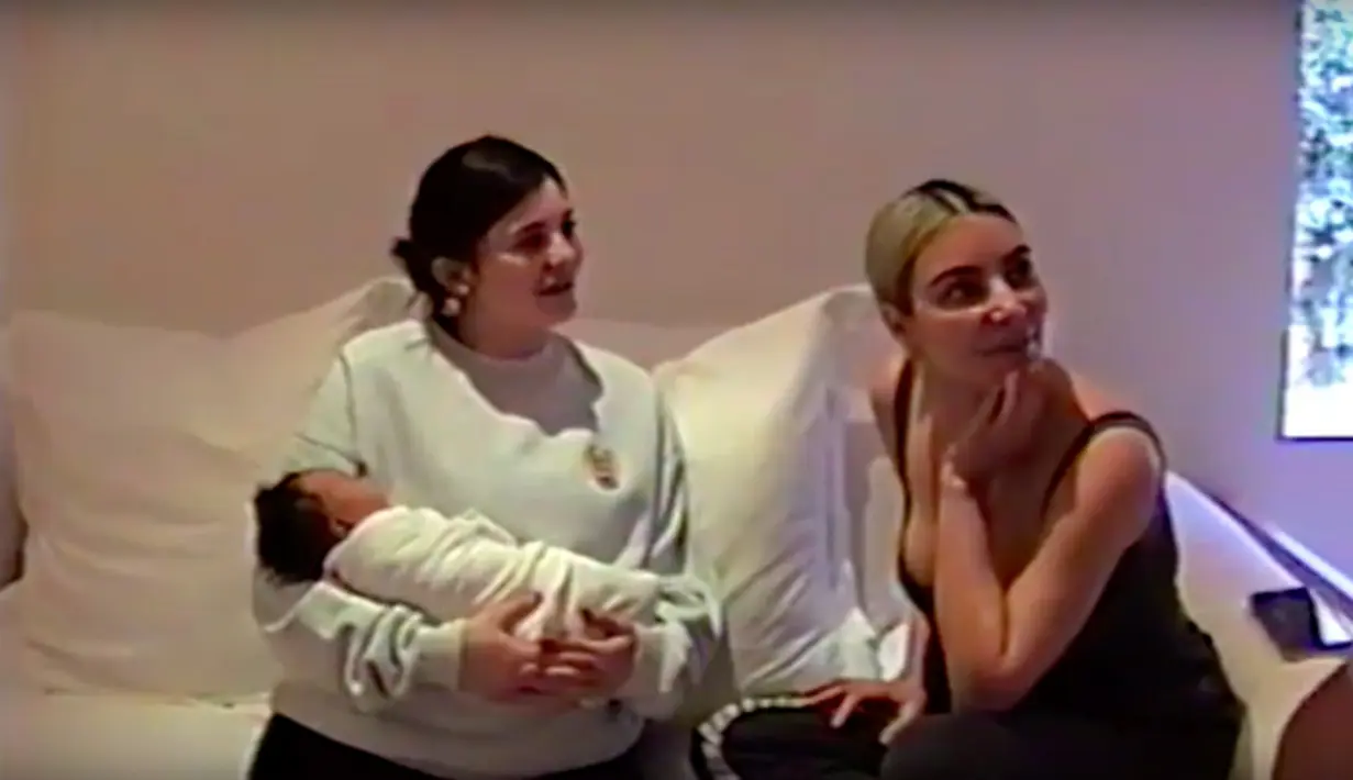 Kim Kardashian pun mengaku bahwa dia sangat bangga karena Kylie Jenner menjalani sesuatu yang ia inginkan dalam hidupnya. (Youtube)