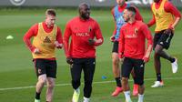 Gelandang Belgia Kevin De Bruyne, Romelu Lukaku dan Eden Hazard melakukan pemanasan selama sesi latihan di Tubize (5/10/2021). Belgia akan bertanding melawan Prancis pada semifinal UEFA Nations League di Allianz Stadium. (AFP/Belga/Virginie Lefeour)