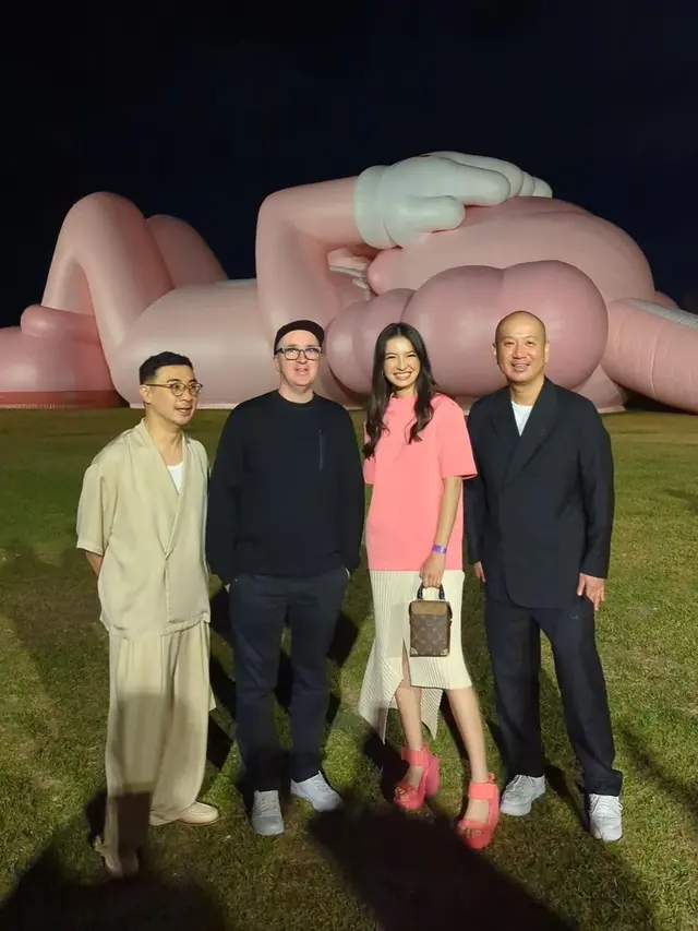 Raline Shah mengunjungi instalasi KAWS: Holiday di Candi Prambanan. (Instagram/ ralineshah)