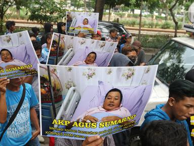 Masa dari aliansi mahasiswa dan pemuda relawan cinta NKRI menggelar aksi damai di kantor Komnas HAM, Jakarta, Senin (17/6/2019). Mereka menuntut agar Komnas HAM bersikap adil untuk menginvestigasi korban kerusuhan 21-22 Mei dimana aparat keamanan juga menjadi korban. (Liputan6.com/Angga Yuniar)