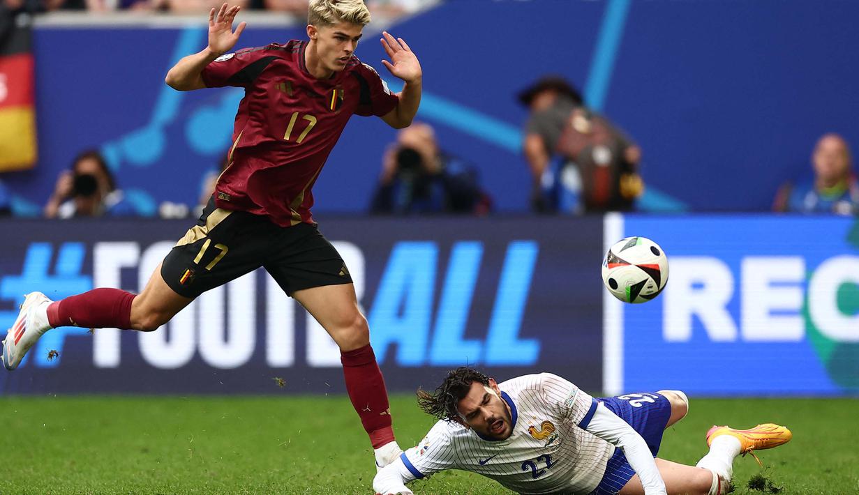 Di menit awal pertandingan, kedua tim tampil saling serang. (FRANCK FIFE/AFP)