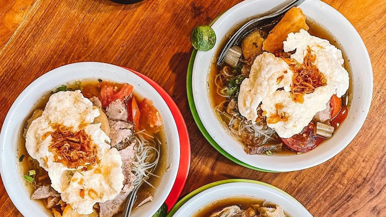 Tiga mangkuk soto mie Bogor dengan tetelan daging
