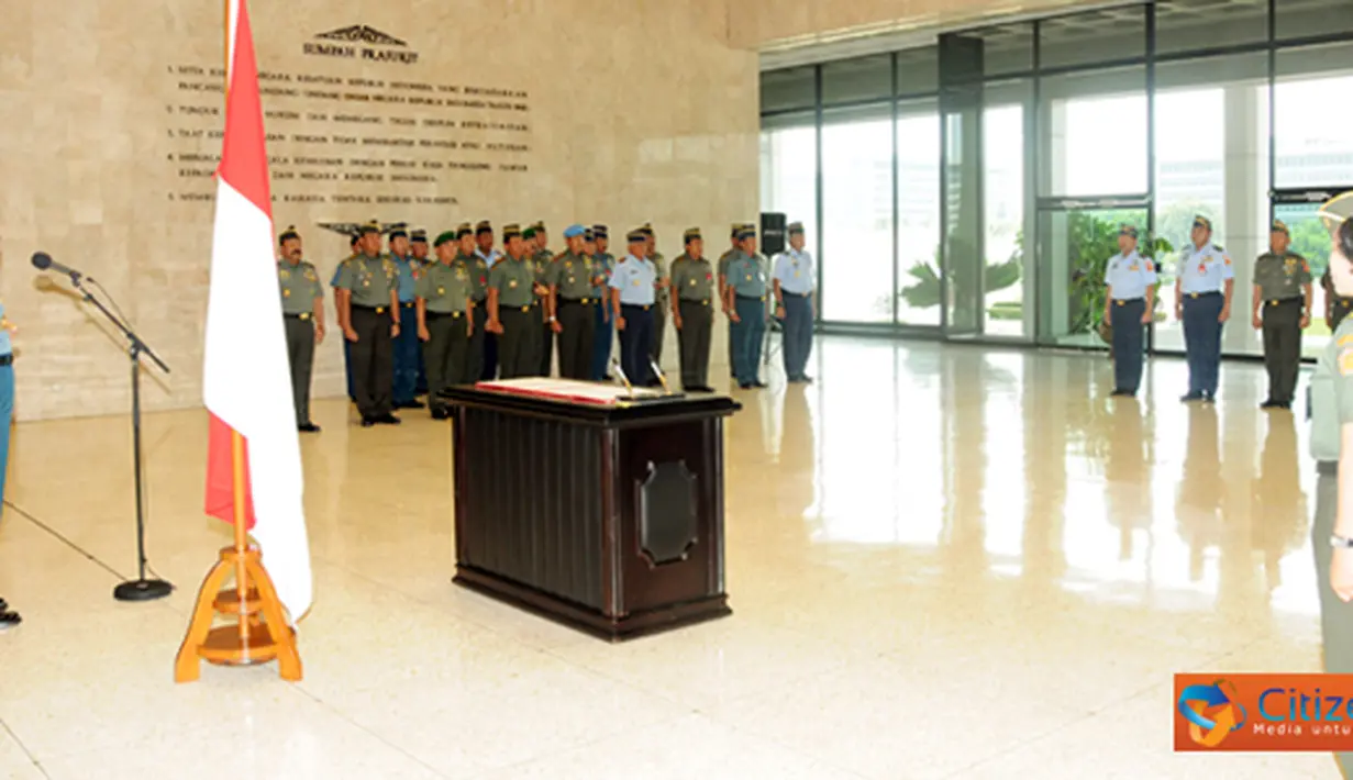 Citizen6, Jakarta: Panglima TNI Laksamana TNI Agus Suhartono bertindak selaku Inspektur Upacara pada Serah Terima Jabatan (Sertijab) Aspers dan Aster Panglima TNI bertempat di Mabes TNI Cilangkap Jakarta, Senin (1/8). (Pengirim: Badarudin Bakri)