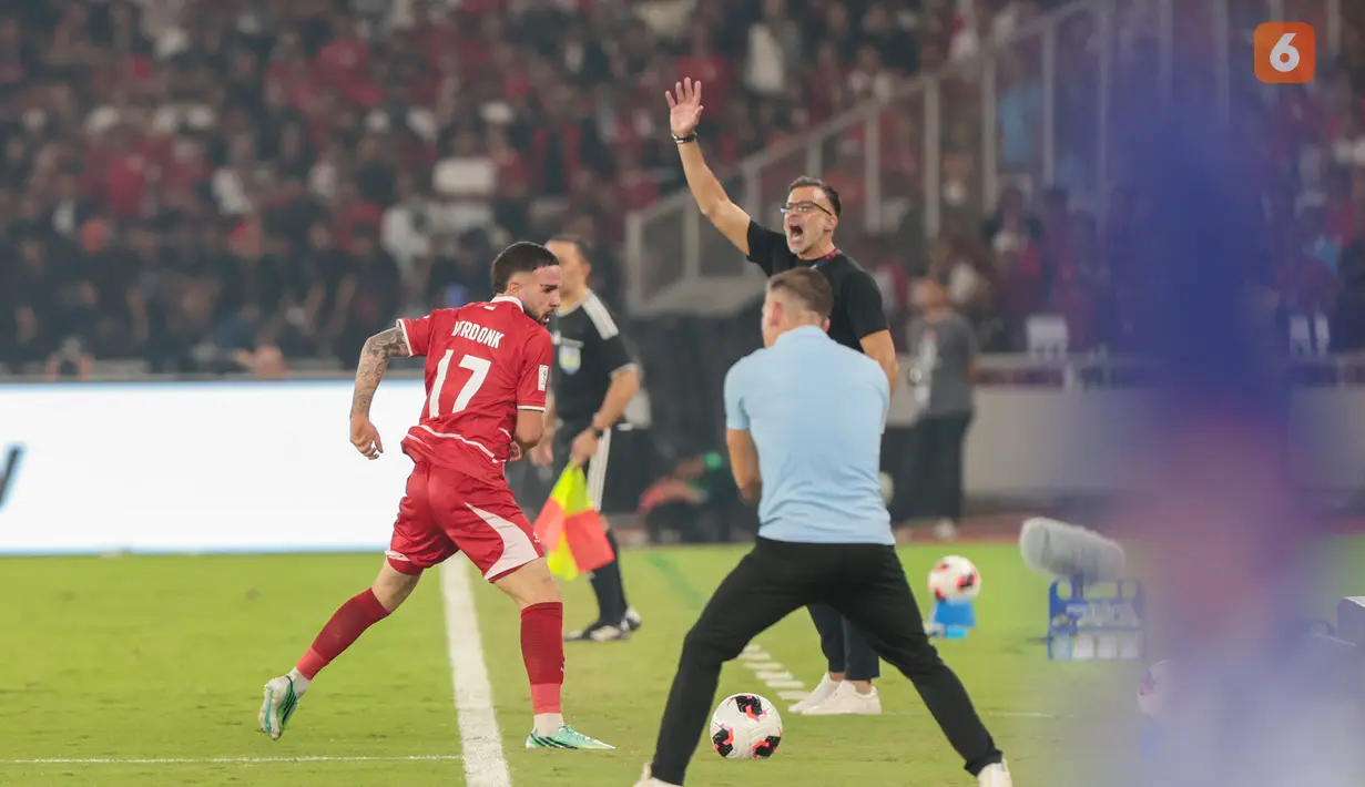 Pelatih Timnas Indonesia John Herdman memberikan instruksi kepada Calvin Verdonk saat laga sengit melawan Thailand yang berakhir imbang 2-2 pada babak kedua di Stadion Utama Gelora Bung Karno (SUGBK), Jakarta, Minggu (5/10/2026). (KLY/Budy Santoso)