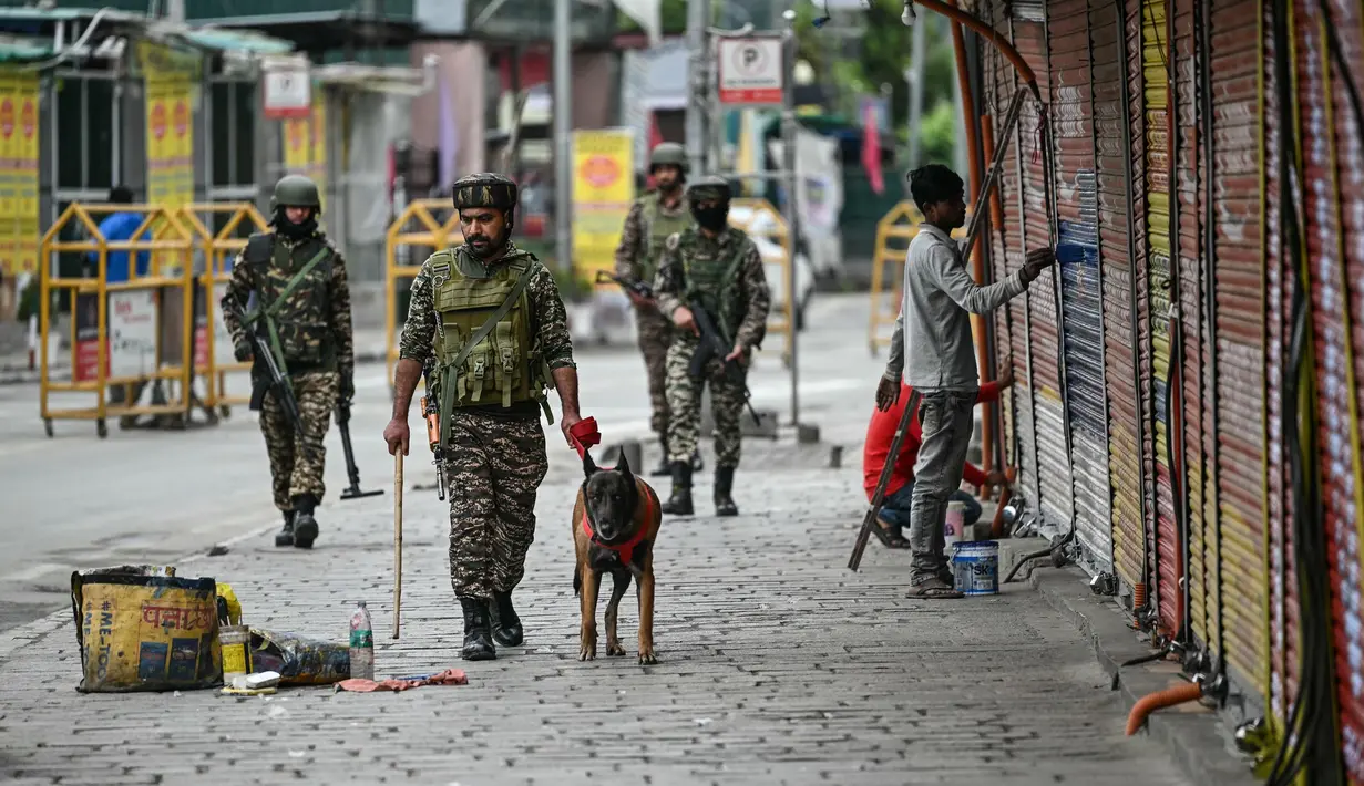 Tentara India dengan anjing pelacak berpatroli di sebuah pasar di Srinagar pada tanggal 10 Mei 2025. (Sajjad HUSSAIN/AFP)