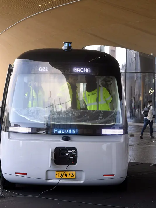 Sebuah bus Gacha tanpa supir, ditampilkan ke publik pada peluncuran perdananya di Helsinki, Finlandia, (8/3). Bus produksi negara Jepang dan Finlandia dikendalikan oleh robot yang didesain untuk semua kondisi cuaca. (Reuters/Heikki Saukkomaa & Lehtikuva)