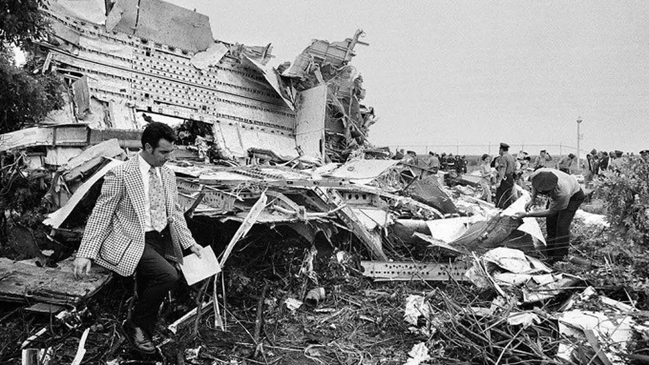 Puing-puing pesawat Eastern Airlines Flight 66 saat jatuh di Bandara Internasional John F. Kennedy (AP)
