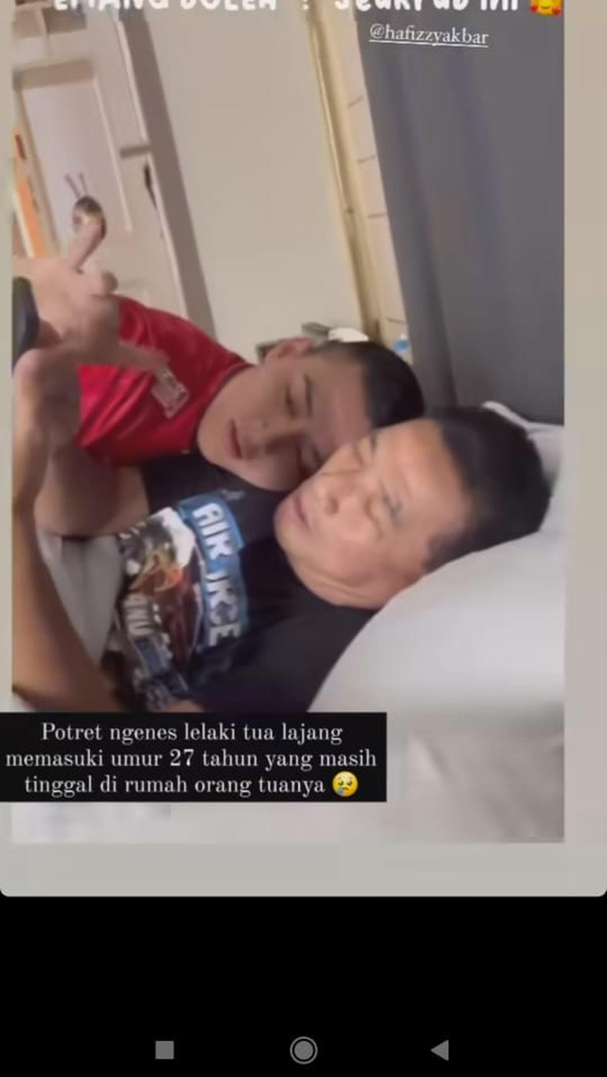 Menjadi senderan sang putra, Yuyu Sutisna nampak santai. Dia tak bergeming meski menjadi bantalan sang putra.&nbsp;<br>