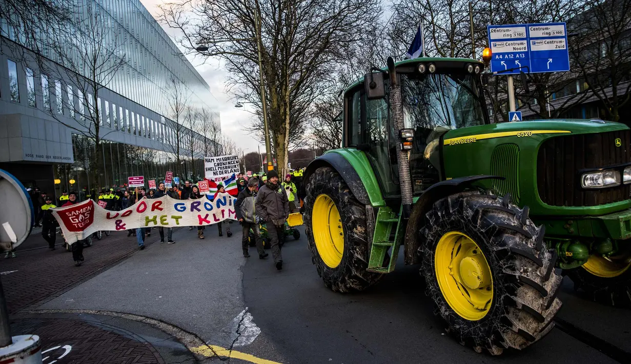 Petani dari Groningen berunjuk rasa dengan membawa traktor memprotes fracking di Den Haag, Belanda (1/1). Pemerintah Belanda sedang melakukan persidangan melawan fracking di Groningen pada bulan Februari. (AFP Photo/ANP/Siese Veenstra/Netherlands Out)