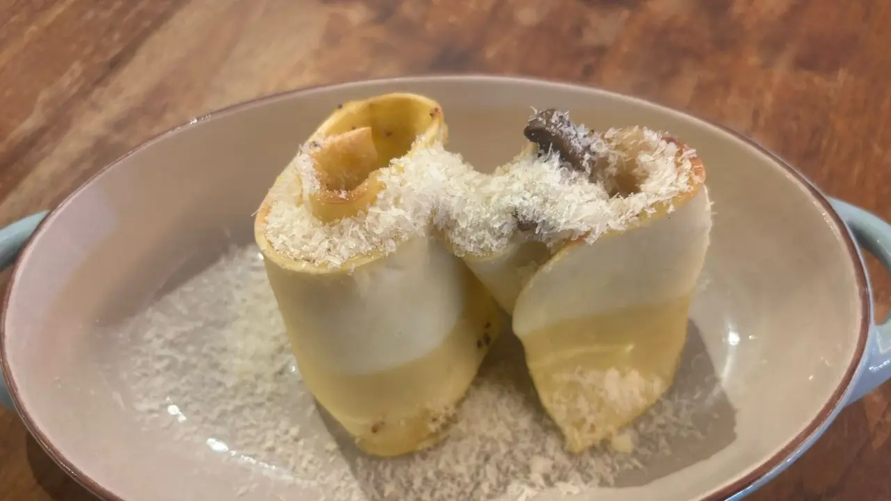 Rosette emiliane, hidangan pasta tradisional yang menyerupai kelopak mawar, yang berasal dari wilayah Emilia-Romagna di Italia.