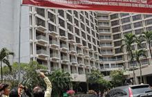 FOTO: Penampakan Spanduk Pemberitahuan Tanah dan Aset Negara yang Dipasang Pengelola GBK Membentang di Hotel Sultan Senayan