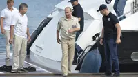 Presiden Rusia Vladimir Putin (tengah) berjalan keluar usai menjajal kapal selam mini memasuki perairan Laut Hitam saat ekspedisi di Sevastopol, Crimea, Rusia, Selasa (18/8/2015). (REUTERS/Alexei Nikolsky/RIA Novosti/Kremlin)