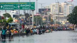 Hujan deras dan angin kencang menyebabkan terjadinya Badai Michaung yang melanda negara bagian Andhra Pradesh. (AP Photo)