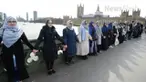 Para peserta aksi mengheningkan cipta selama lima menit hingga jam Big Ben berdentang pada pukul 16.00 sore waktu setempat.