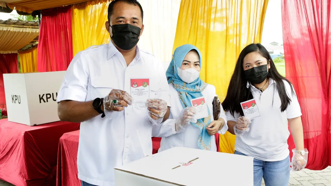 Aulia Rachman Kendarai Mobil Klasik Menuju TPS Pilkada Medan saat ...