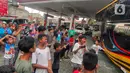 Mereka tak segan mengikuti bus, bahkan menanti bus-bus dengan klakson bernada irama musik yang unik, di lokasi yang strategis, seperti terminal, pinggir jalan, bahkan gerbang tol. (Liputan6.com/Angga Yuniar)
