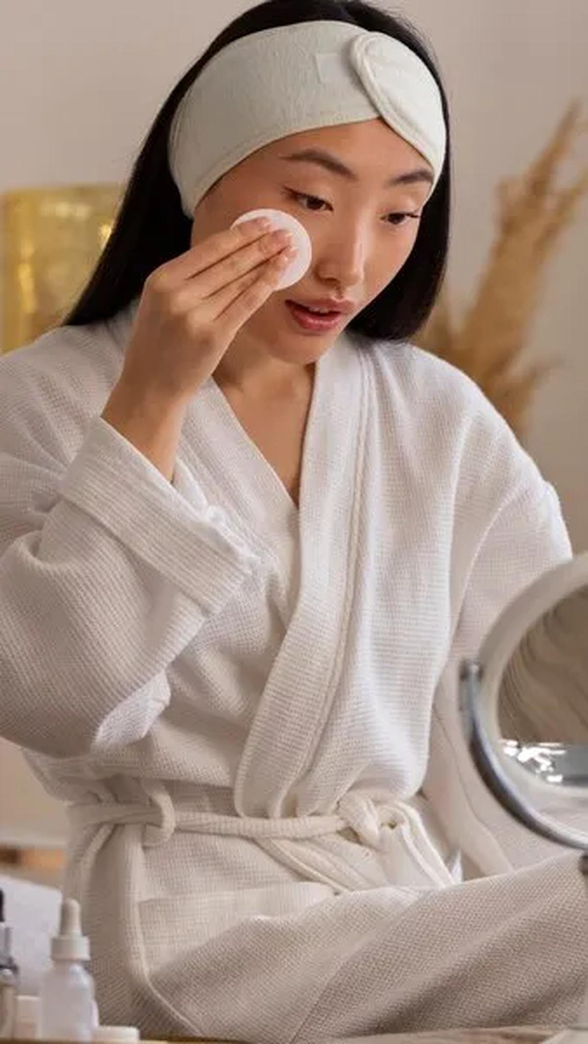 Dengan memahami konsep skin fasting dan mengikuti langkah-langkah yang tepat, Anda dapat menjaga kesehatan kulit secara alami dan efektif.&nbsp;