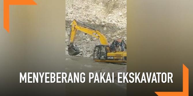 VIDEO: Warga Menyeberang Sungai Pakai Alat Berat