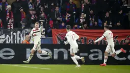 Pemain Manchester United, Rasmus Hojlund (kiri) melakukan selebrasi setelah mencetak gol ke gawang Viktor Plzen pada laga lanjutan Liga Europa 2024/2025 di Doosan Arena, Plzen, Republik Ceska, Jumat (13/12/2024). (AP Photo/Petr David Josek)