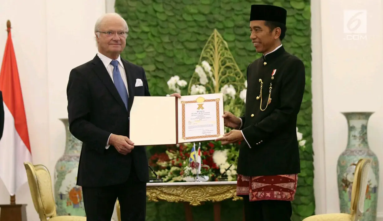 Presiden Jokowi memberikan penghargaan Bintang Republik Indonesia kepada Raja Swedia Carl XVI saat kunjungan kenegaraan di Istana Bogor, Senin (22/5). Ini merupakan kunjungan kenegaraan Raja Swedia pertama kalinya ke Indonesia. (Liputan6.com/Angga Yuniar)