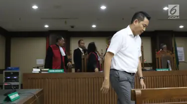 Terdakwa dugaan suap pengadaan satelit monitoring Bakamla, Fayakhun Andriadi usai menjalani sidang tuntutan di Pengadilan Tipikor, Jakarta, Rabu (21/11). Fayakhun divonis bersalah dan dihukum delapan tahun penjara. (Liputan6.com/Helmi Fithriansyah)