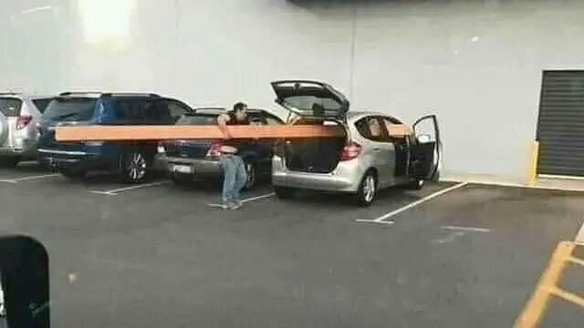 6 Potret Angkut Perkakas Tukang Bangunan Pakai Mobil Ini Bikin Heran