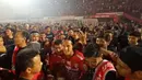Gelandang Bali United, Irfan Bachdim, bersama para suporter saat merayakan gelar juara Liga 1 2019 di Stadion Kapten I Wayan Dipta, Bali, Minggu (22/12). Bali berada di peringkat satu dengan meraih 64 poin. (Bola.com/Aditya Wany)