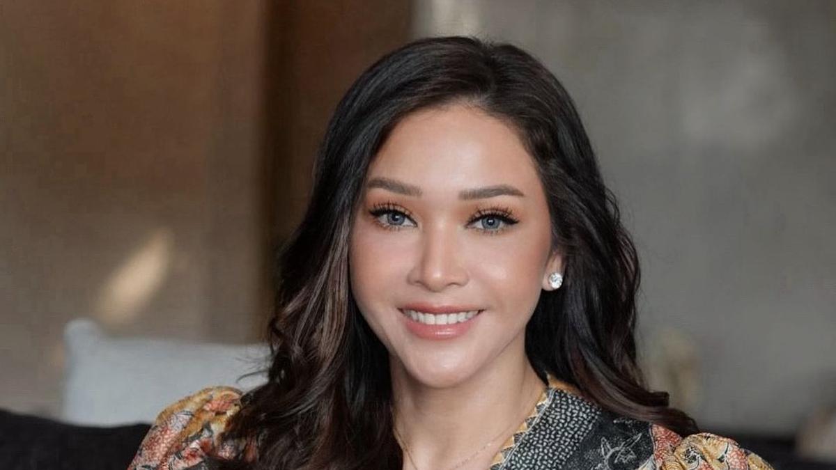 Fashion Maia Tampak Lebih Muda, Tak Kelihatan Seperti Berusia 49 Tahun