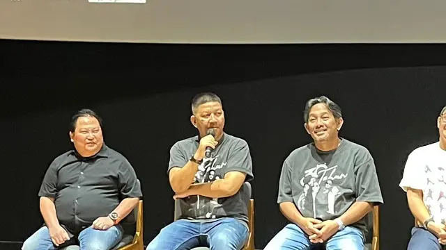 Rowman Ungu, memegang mic pada konferensi pers "Antam presents 30 Tahun Berkarya Ungu Waktu Yang Dinanti Final Chapter” yang diselenggarakan di kawasan Jakarta pada (6/10/2026). (Liputan6.com/Afradhiya N.R)