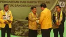 Ketua Umum Partai Golkar Airlangga Hartarto (kedua kanan) memberikan penghargaan kepada Wakil Presiden Indonesia ke-10 dan ke-12 Jusuf Kalla dalam peringatan HUT ke-55 Partai Golkar di Jakarta, Rabu (6/11/2019). (Liputan6.com/JohanTallo)