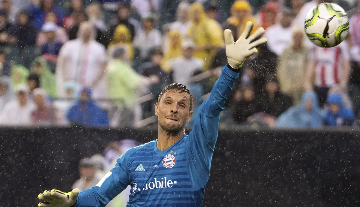 Kiper FC Bayern, Sven Ulreich berusaha menepis bola tembakan pemain Juventus pada laga International Champions Cup 2018 di Lincoln Financial Field, Philadelphia, (25/7/2018). Juventus menang 2-0. (AP/Chris Szagola)