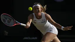 Pada partai perempatfinal kali ini, Ons Jabeur yang kini berperingkat 2 WTA dan belum kehilangan satu set pun di babak-babak sebelumnya tertinggal lebih dahulu 3-6 di set pertama dari Marie Bouzkova. (AP/Alastair Grant)