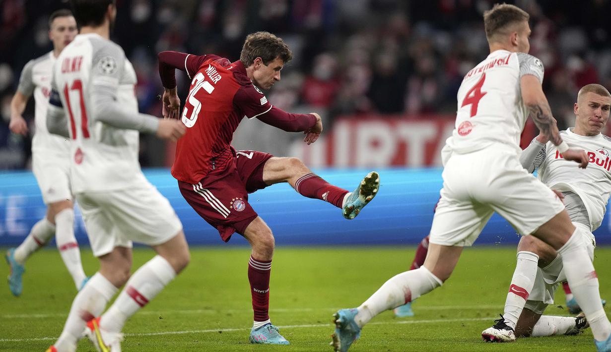 Unggul empat angka di babak pertama tak sedikitpun mengendorkan permaianan Bayern Munchen di awal babak kedua. Sembilan menit berselang, Thomas Mueller berhasil mencetak gol kelima usai sukses memanfaatkan umpan Leroy Sane. (AP/Matthias Schrader)