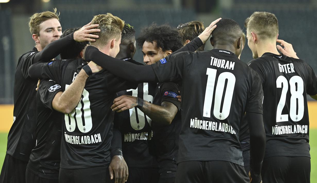 Para pemain Borussia Moenchengladbach, merayakan gol kedua Gladbach yang dicetak bek Nico Elvedi, dalam laga lanjutan Liga Champions 2020/21 Grup B melawan Shakhtar Donetsk di Moenchengladbach, Jerman, Kamis (26/11/2020). Gladbach menang 4-0 atas Shakhtar. (AFP/Ina Fassbender)