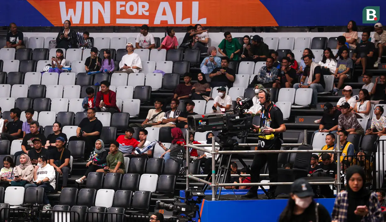 Seorang kameraman mengoperasikan kamera broadcast saat laga Piala Dunia FIBA 2023 antara Kanada melawan Lebanon di Indonesia Arena, Senayan, Jakarta, Minggu (27/08/2023). (Bola.com/Bagaskara Lazuardi)
