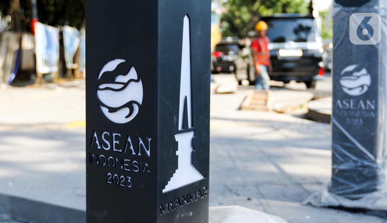 <p>Proyek revitalisasi trotoar di kawasan Blok M, Jakarta Selatan, Selasa (1/8/2023). Pemerintah Provinsi DKI Jakarta melalui Dinas Bina Marga melakukan pemeliharaan dan revitalisasi infrastruktur kota menjelang Konferensi Tingkat Tinggi (KTT) ke-43 ASEAN pada 5-7 September 2023. (Liputan6.com/Herman Zakharia)</p>