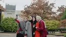 Dalam sebuah trip, keduanya kompak dengan busana bernuansa merah. Tampilan modest ini tampak begitu stylish. [Foto: Instagram/ Natasha Rizky]