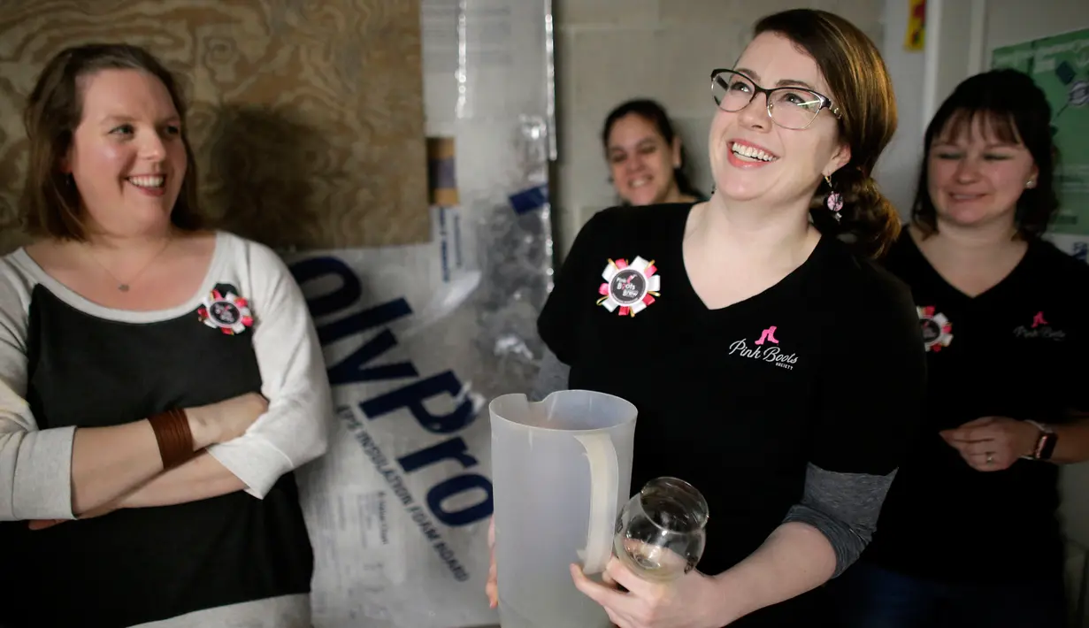 Sejumlah wanita membuat bir di tempat pembuatan bir di Black Pond Brews, Danielson (4/3). Hari Perempuan Internasional diperingati setiap tanggal 8 Maret. (AP Photo / Steven Senne)