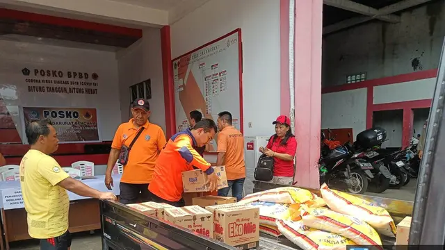 Bantuan berupa sembako dan kebutuhan lainnya bagi para pengungsi di Kota Bitung akibat banjir dan longsor pada, Minggu (7/4/2024).