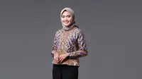 10 Model Atasan Batik untuk Kondangan dengan Bawahan Celana Panjang, Bikin Penampilan Modis dan Anggun