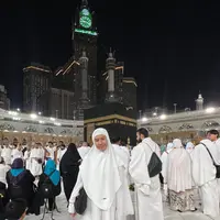 Shenina Cinnamon beberapa waktu pergi ke Tanah Suci. Selain untuk pekerjaan, dia juga menyenpatkan waktu untuk menjalankan ibadah umrah.