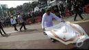 Seorang pendukung Prabowo menghamparkan sorbannya di depan penjagaan aparat saat mendengar kabar gugatan Prabowo dikabulkan MK, Jakarta, Kamis (21/08/2014) (Liputan6.com/Faisal Fanani)
