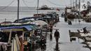Deretan warung saat terendam banjir rob di Pelabuhan Kali Adem, Muara Angke, Jakarta, Kamis (22/10/2020). Banjir akibat air pasang dengan ketinggian mencapai 30 cm tersebut telah merendam kawasan Pelabuhan Kali Adem dan sudah berlangsung selama lima hari. (merdeka.com/Iqbal S. Nugroho)