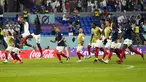 Para pemain Prancis merayakan kemenangan 2-1 atas Denmark dalam pertandingan grup D Piala Dunia 2022 Qatar di Stadion 974 di Doha, Qatar, Sabtu, 26 November 2022. Prancis jadi tim pertama yang lolos ke Babak 16 Besar Piala Dunia 2022. (AP Photo/Martin Meissner)