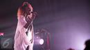 Grup band Clean Bandit tampil dalam konser yang bertajuk "Clean Bandit Live in Jakarta" di Jakarta, Selasa (8/12). Clean Bandit adalah sebuah grup musik elektronik asal Inggris yang dibentuk pada tahun 2009. (Liputan6.com/Faizal Fanani)