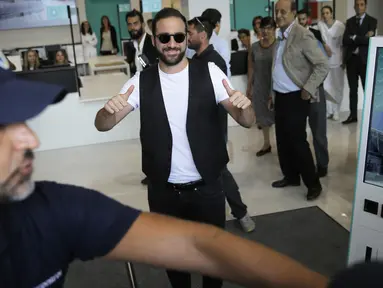 Penyerang baru Juventus, Gonzalo Higuain tiba di Juventus Medical Center, Italia (27/7). Higuain resmi di kontrak Juventus selama lima tahun dengan biaya yang cukup fantastis yaitu 90 juta euro (sekitar Rp 1,3 teiliun). (AFP PHOTO/MARCO BERTORELLO)