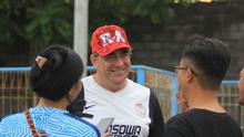 Pelatih PSM Makassar, Robert Alberts sambil bercanda mengungkapkan Bali United takut menerima tantangan uji coba melawan timnya. (Bola.com/Muhammad Qomarudin)