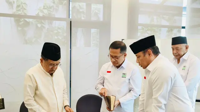 Wakil Ketua Dewan Pembina YMSM, Feri Wibisono menyerahkan simbolik Alquran melalui Ketua Umum Dewan Masjid Indonesia (DMI), Muhammad Jusuf Kalla di Jakarta (6/3/2026). (Dok Sinar Mas)